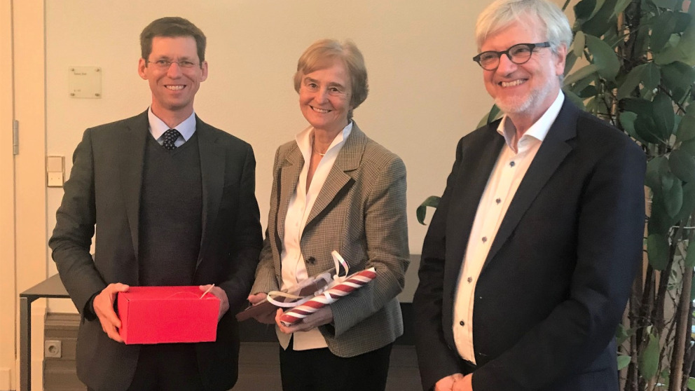 The Board of Directors thanks the Chair of the IASS e.V., Prof. Dr. Dr. h.c. Karin Lochte, for the many years of close collaboration; f.l.t.r. Mark Lawrence, Karin Lochte, Ortwin Renn.