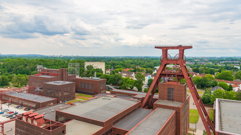 Die Zeche Zollverein in Essen war früher die größte Steinkohleförderanlage der Welt. Heute ist sie als Industriedenkmal zugleich Sinnbild einer vergangenen Wirtschaftsepoche. 