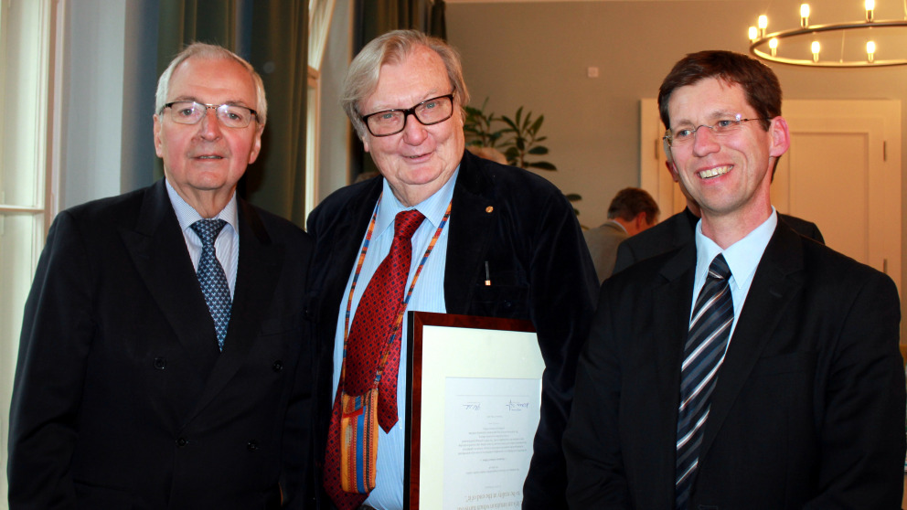 Carlo Rubbia (Mitte) mit Exekutivdirektor Klaus Töpfer (links) und dem Wissenschaftlichen Direktor Mark Lawrence. Carlo Rubbia (Mitte) mit Exekutivdirektor Klaus Töpfer (links) und dem Wissenschaftlichen Direktor Mark Lawrence.