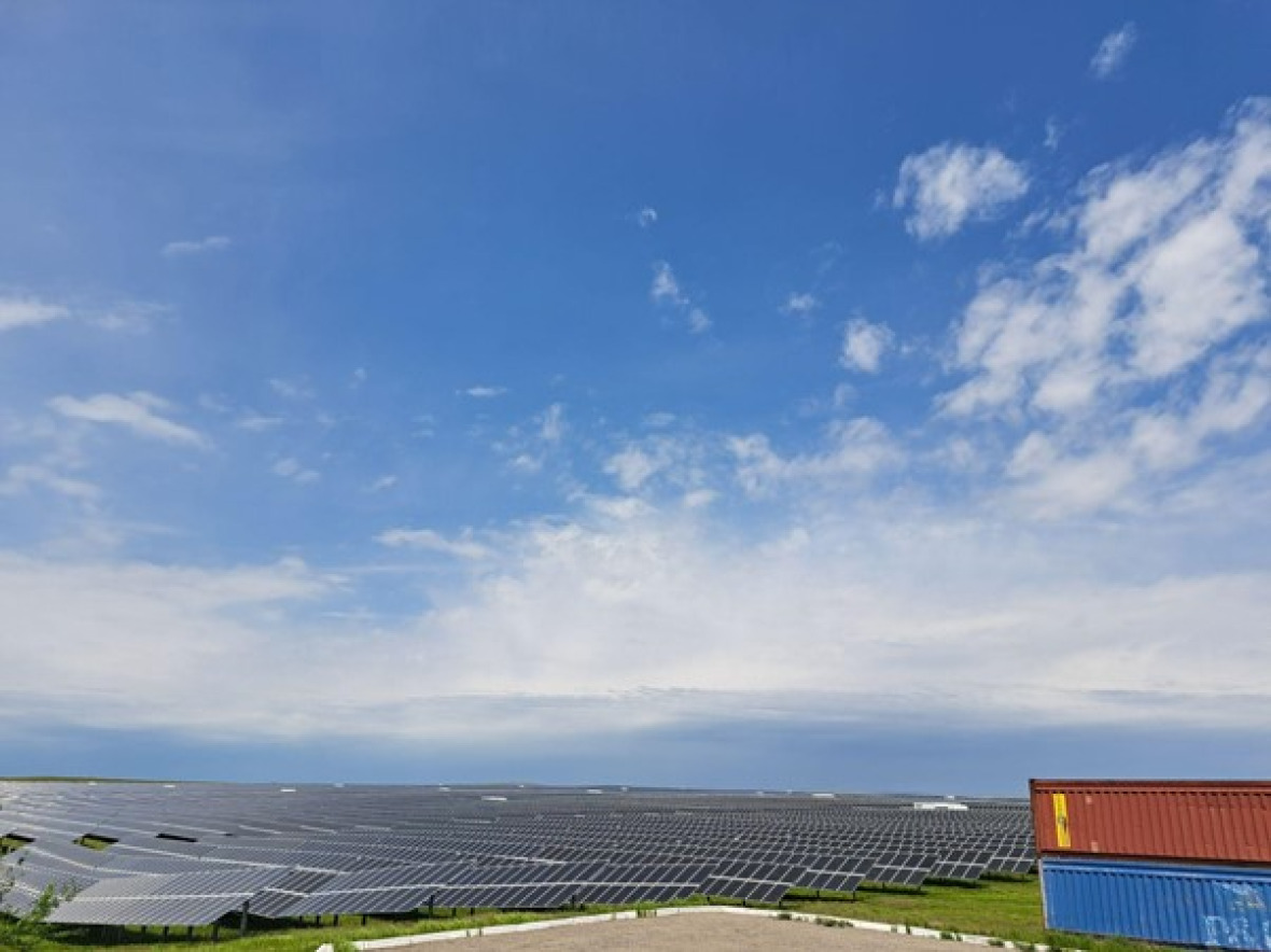 Burnoye Solar SPP in der Region Zhambyl in Südkasachstan. Der Solarpark wurde 2015 mit einer installierten Leistung von 50 MW in Betrieb genommen (später auf 100 MW erweitert) und war der erste Solarpark in Zentralasien. Das Projekt wurde von der EBWE und dem Clean Technology Fund finanziert.
