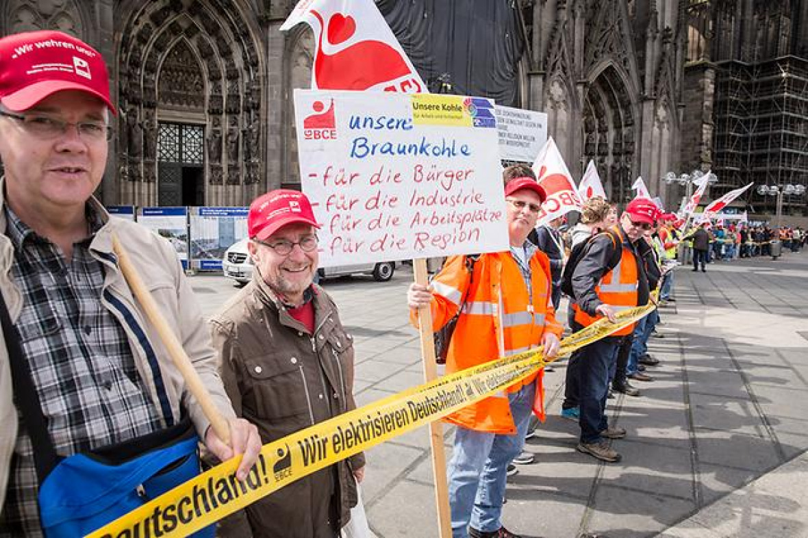 Rund 500 Demonstranten versammelten sich am 21. Mai 2015 in Köln, um gegen die Klimaabgabe auf ältere Kraftwerke Stellung zu beziehen. Mit einer Menschenkette um den Kölner Dom und der Verteilung von Braunkohle-Tütchen machten sie auf sich aufmerksam. © Markus Feger