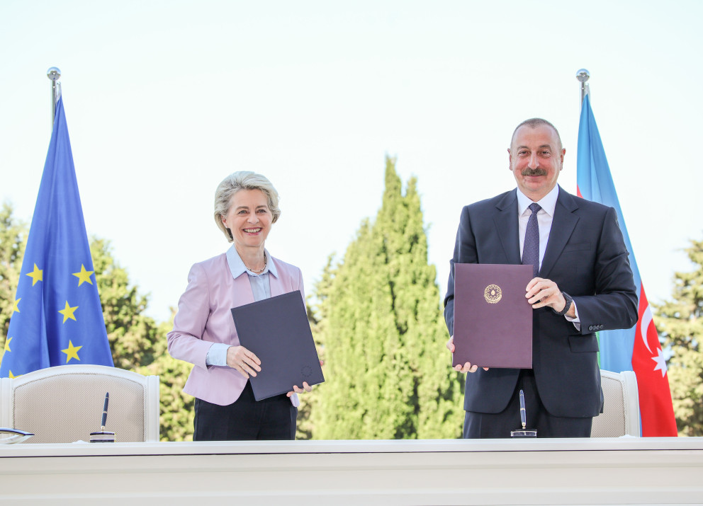 Ilham Aliyev, on the right, and Ursula von der Leyen, with the new Memorandum of Understanding on a Strategic Partnership in the Field of Energy